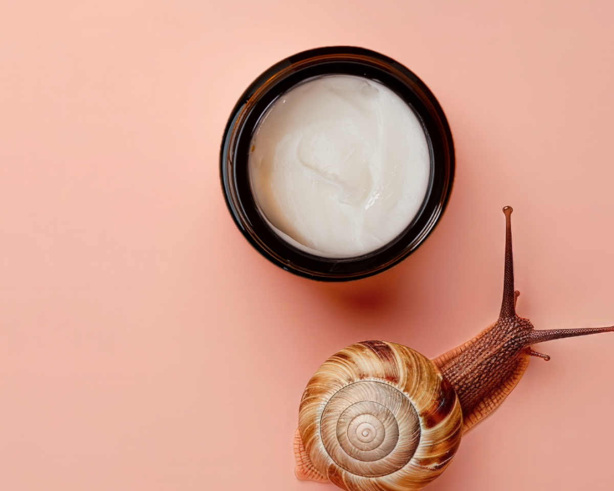 Objavte tajomstvo mladosťou žiariacej pleti: slimačí sliz a bioretinoid RETINART v našom novom kréme