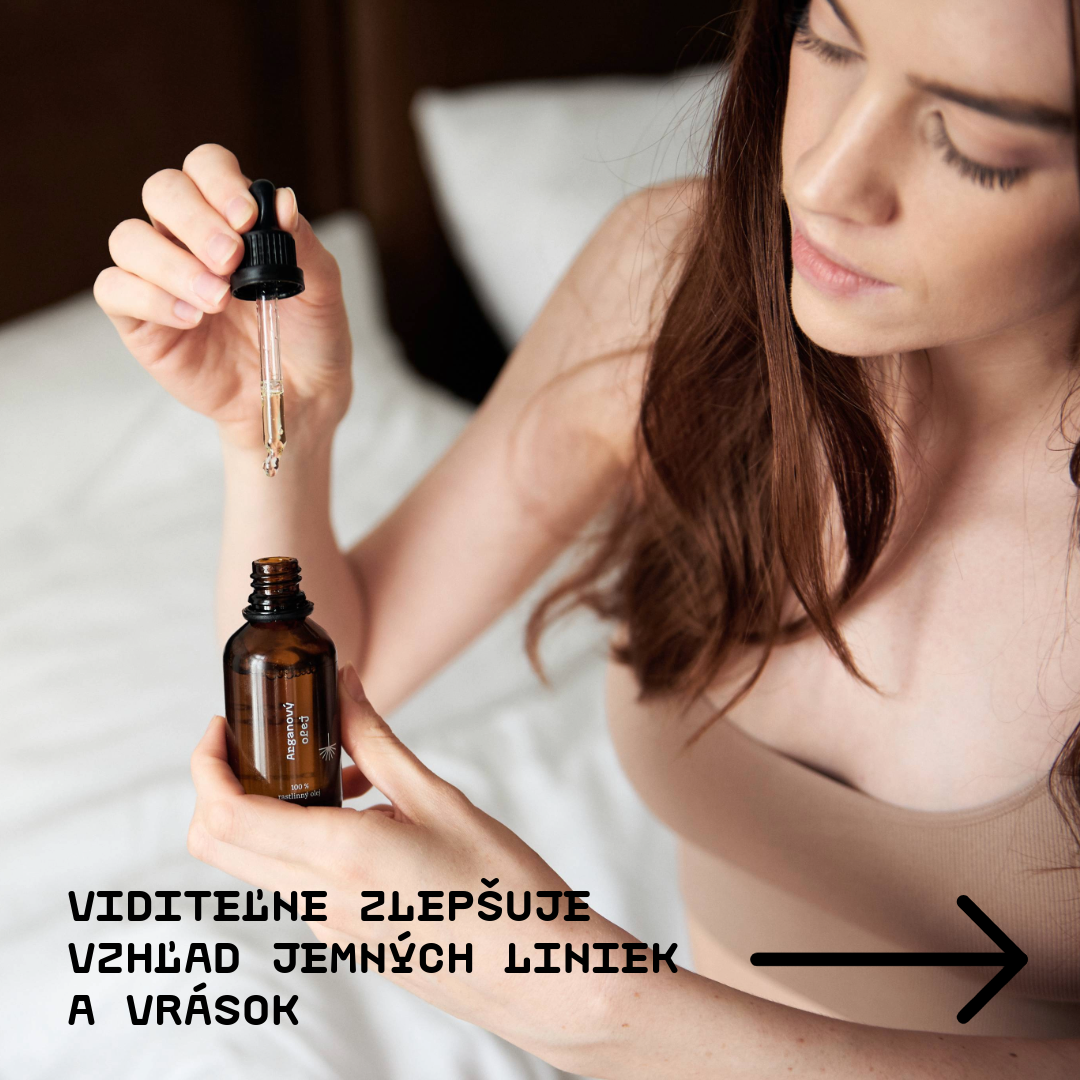 Žena aplikuje arganový olej pomocou pipety na tvár pre redukciu jemných línií a vrások.