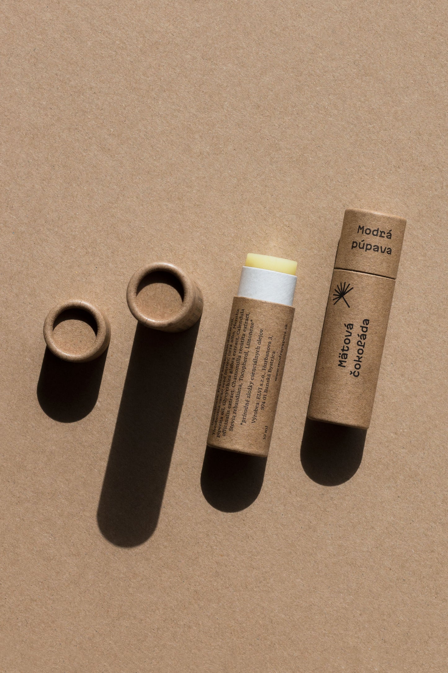 Detail balzamu na pery Mätová čokoláda od Modrej Púpavy s otvoreným obalom