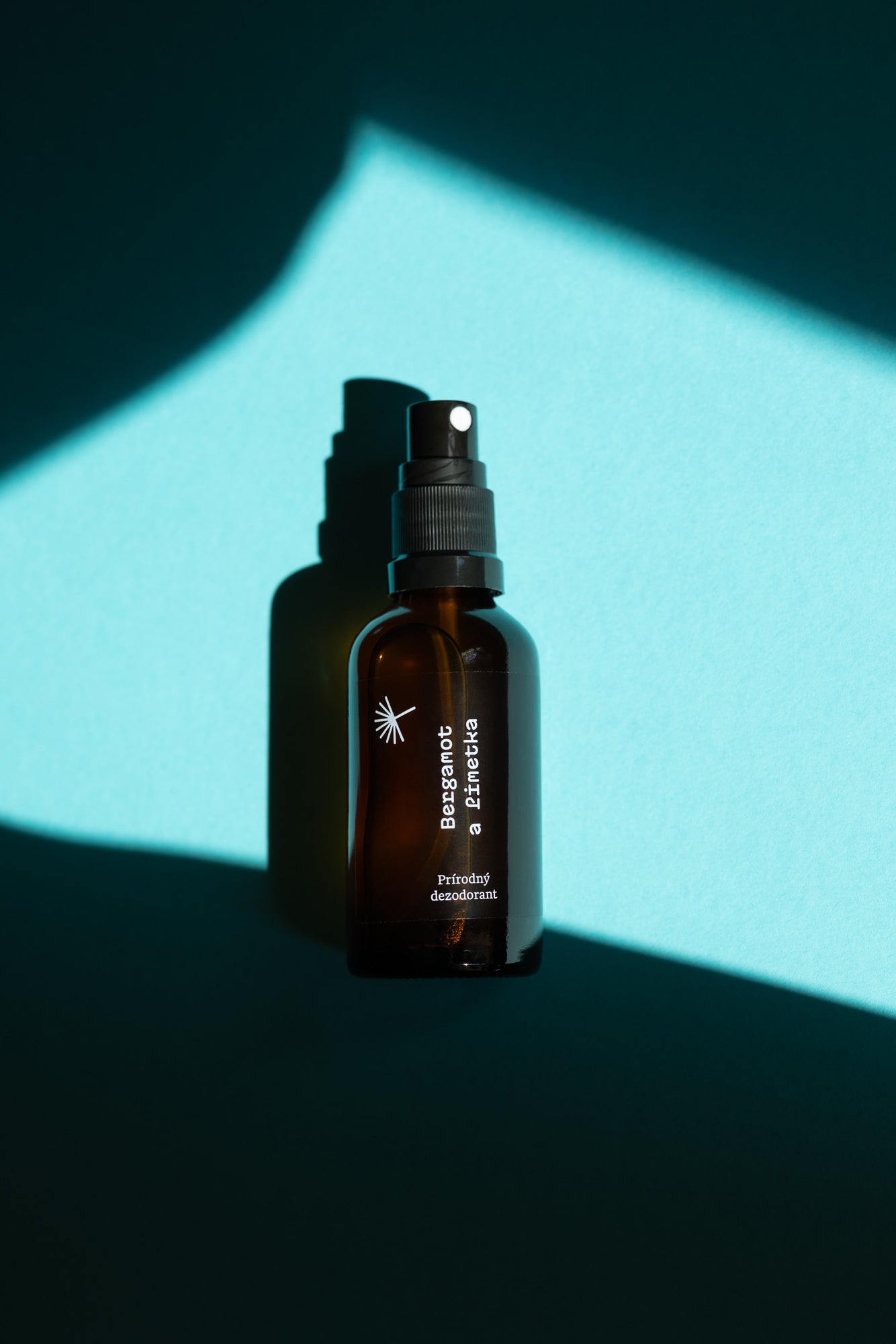 Sklenená fľaštička prírodného deodorantu Bergamot & Limetka od Modrej Púpavy