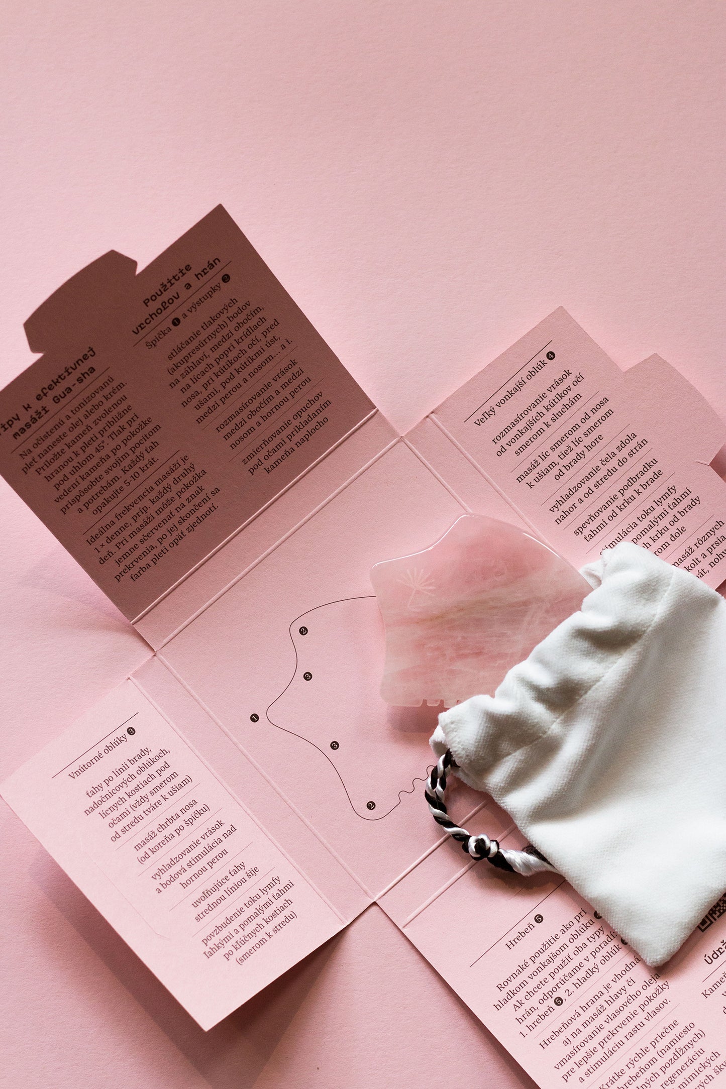 Otvorené balenie Gua-sha ruženín s návodom na použitie