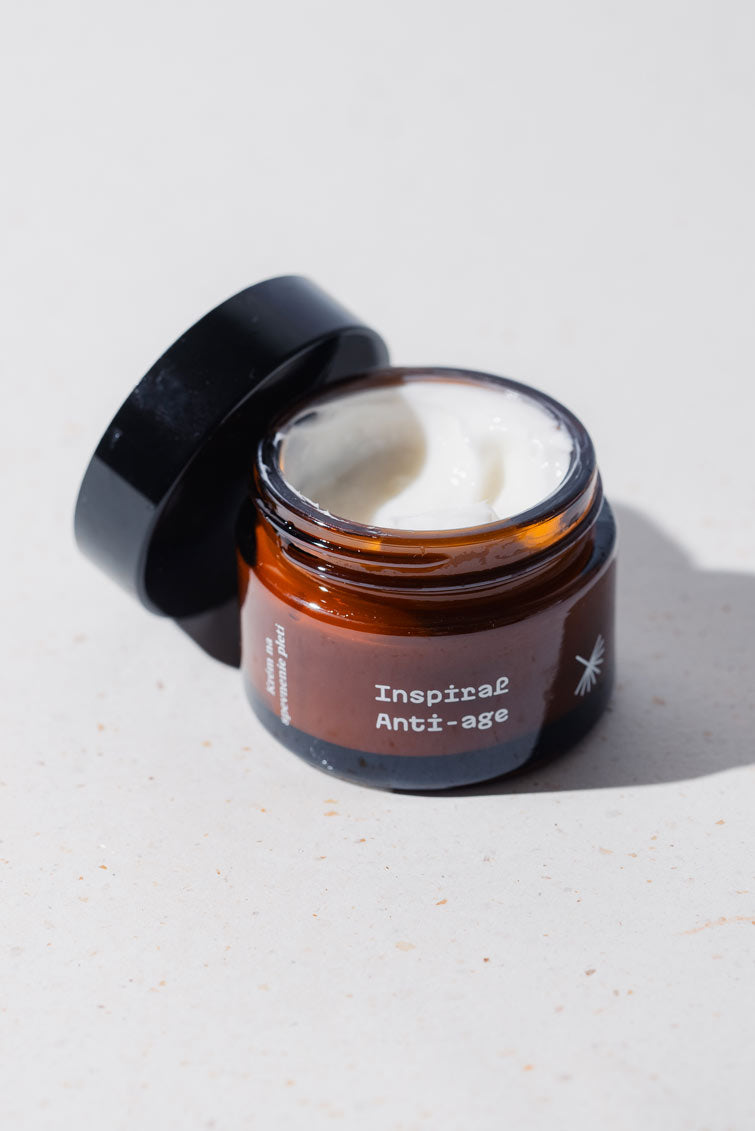 Detail otvoreného kelímka krému na spevnenie pleti Inspiral Anti-age od Modrej Púpavy