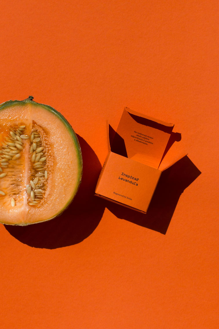 Regeneračný pleťový krém Inspiral Levanduľa Modrá púpava s levanduľou a slimačím slizom, otvorená krabička na oranžovom pozadí