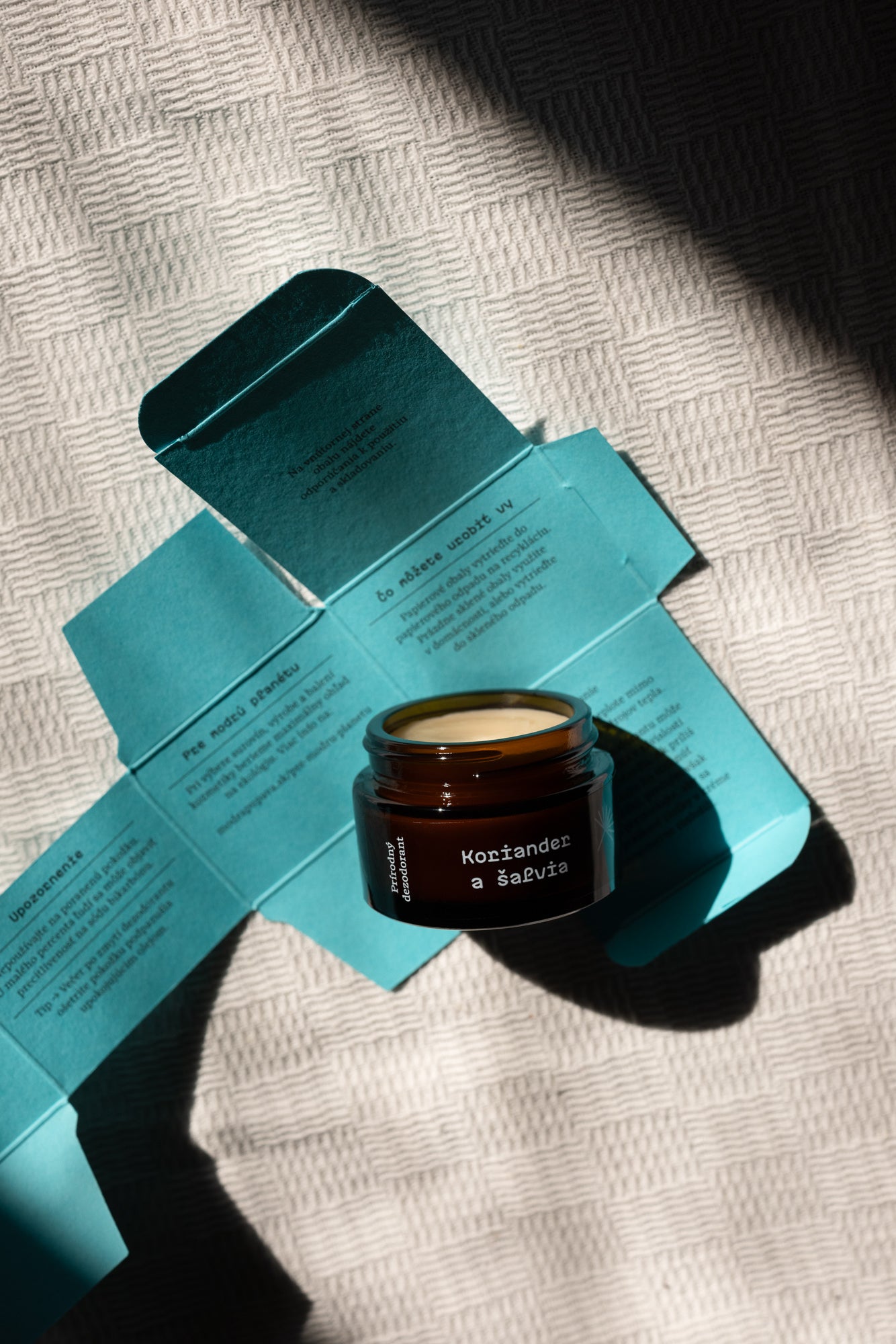 Otvorený krémový deodorant Koriander a Šalvia s papierovou krabičkou