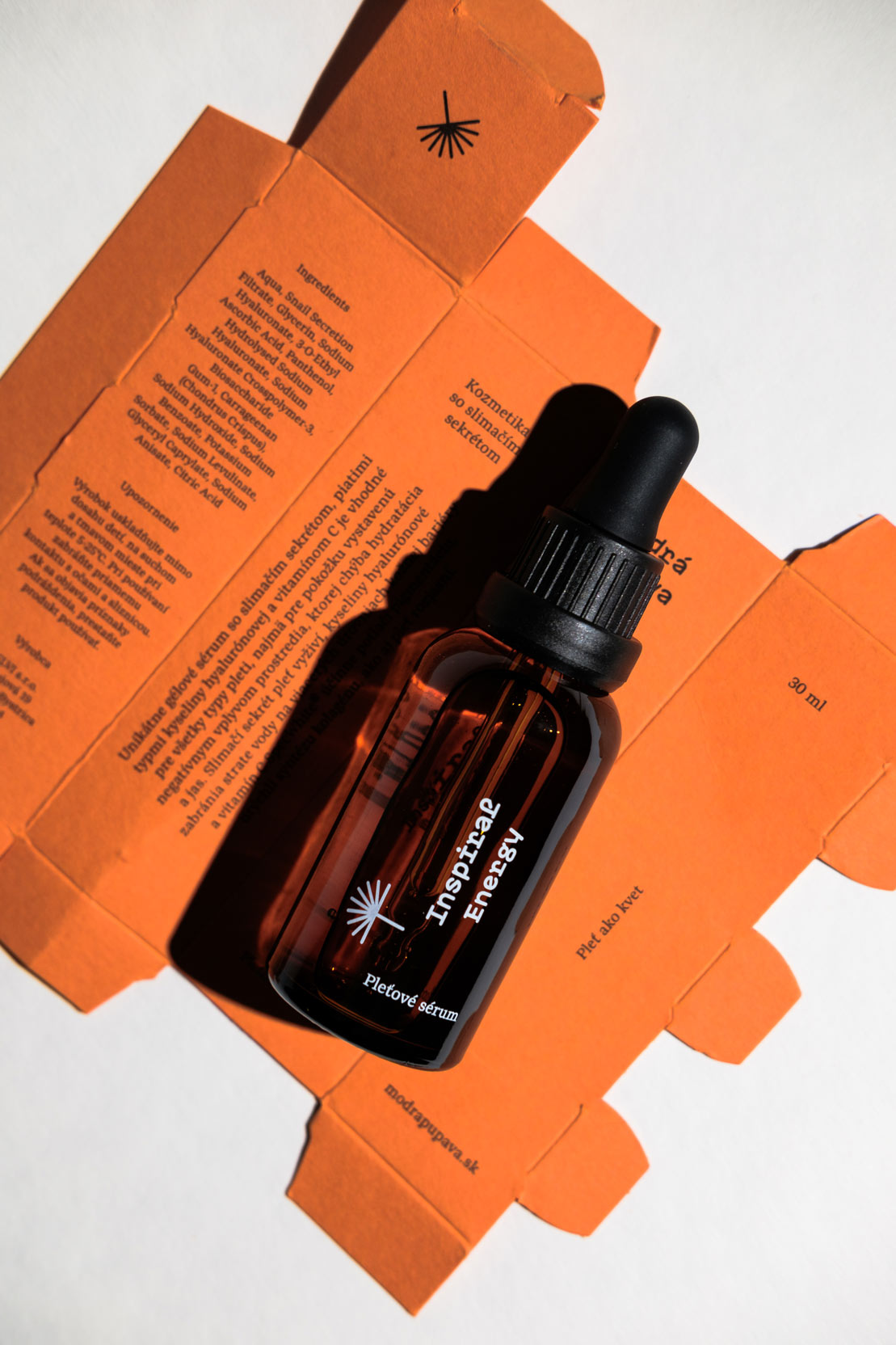 Pleťové sérum Inspiral Energy na rozloženom obale (flatlay) – Modrá púpava.