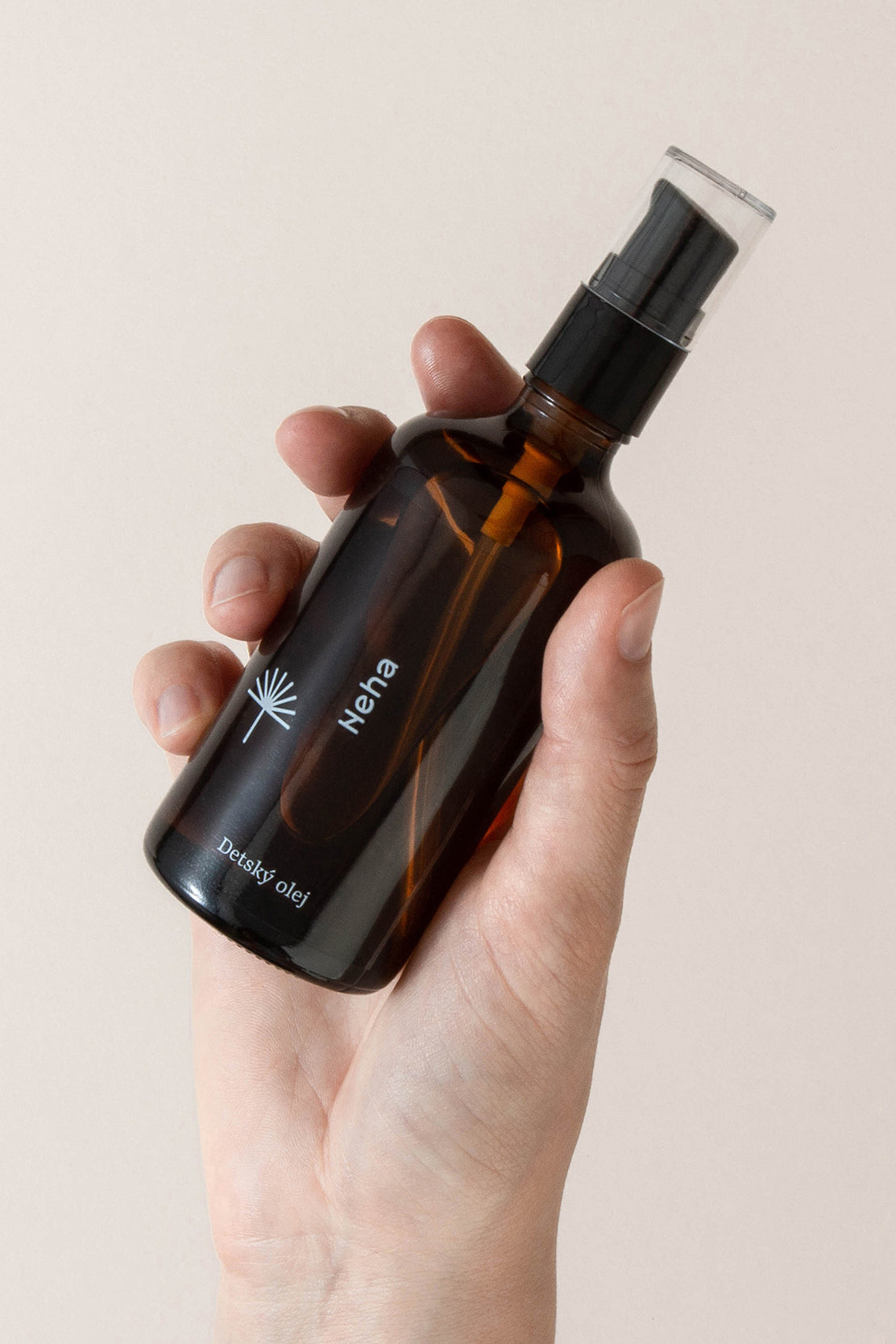 Detský olej Neha v ruke – prírodná starostlivosť o jemnú detskú pokožku