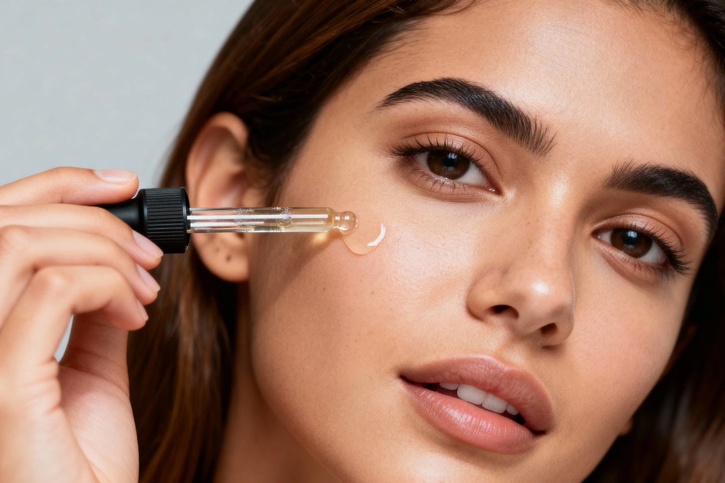 Aplikácia prírodného pleťového séra pre hydratáciu a regeneráciu suchej pleti