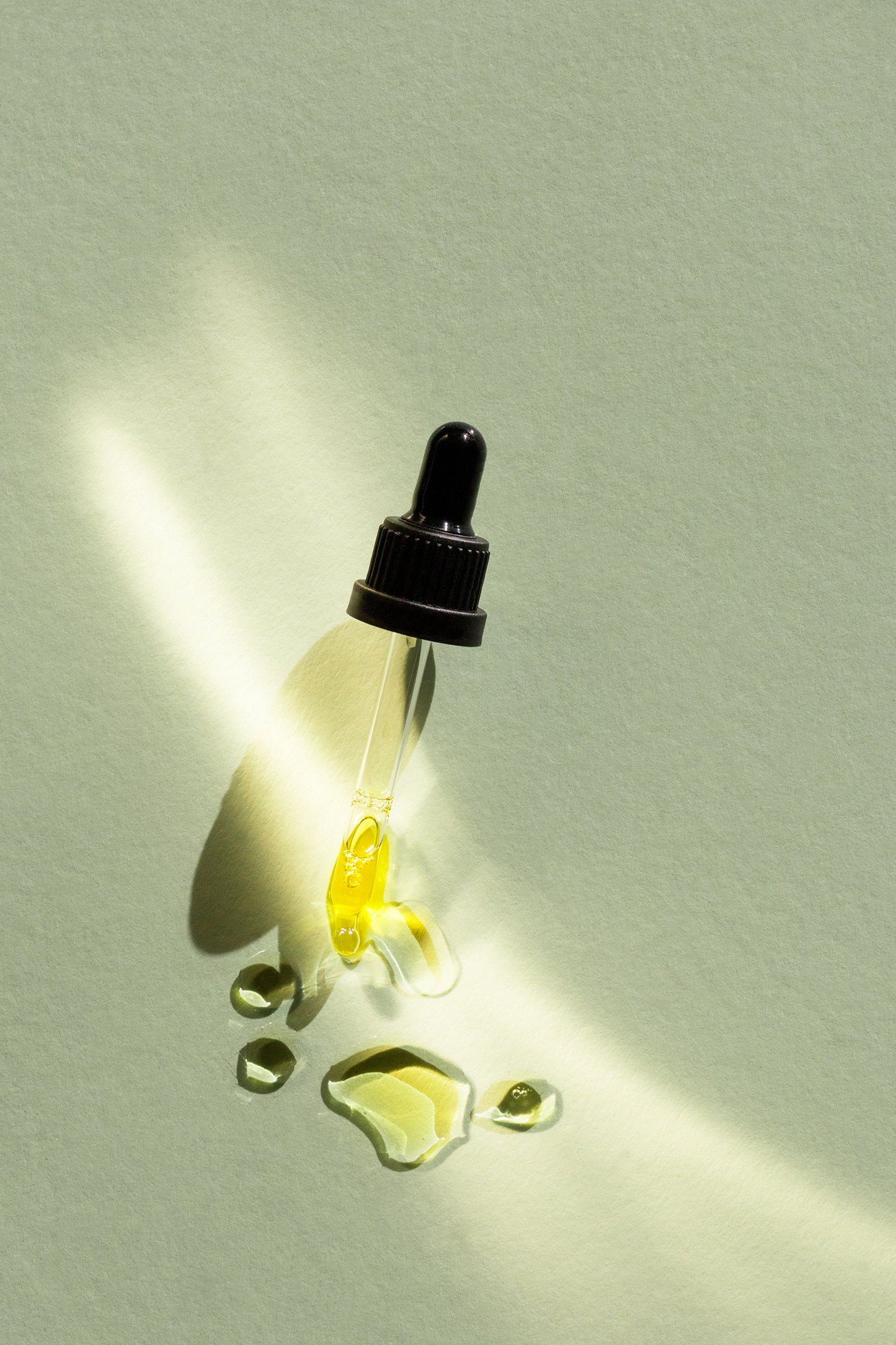 Detail pipety a textúry oleja na problematickú pleť