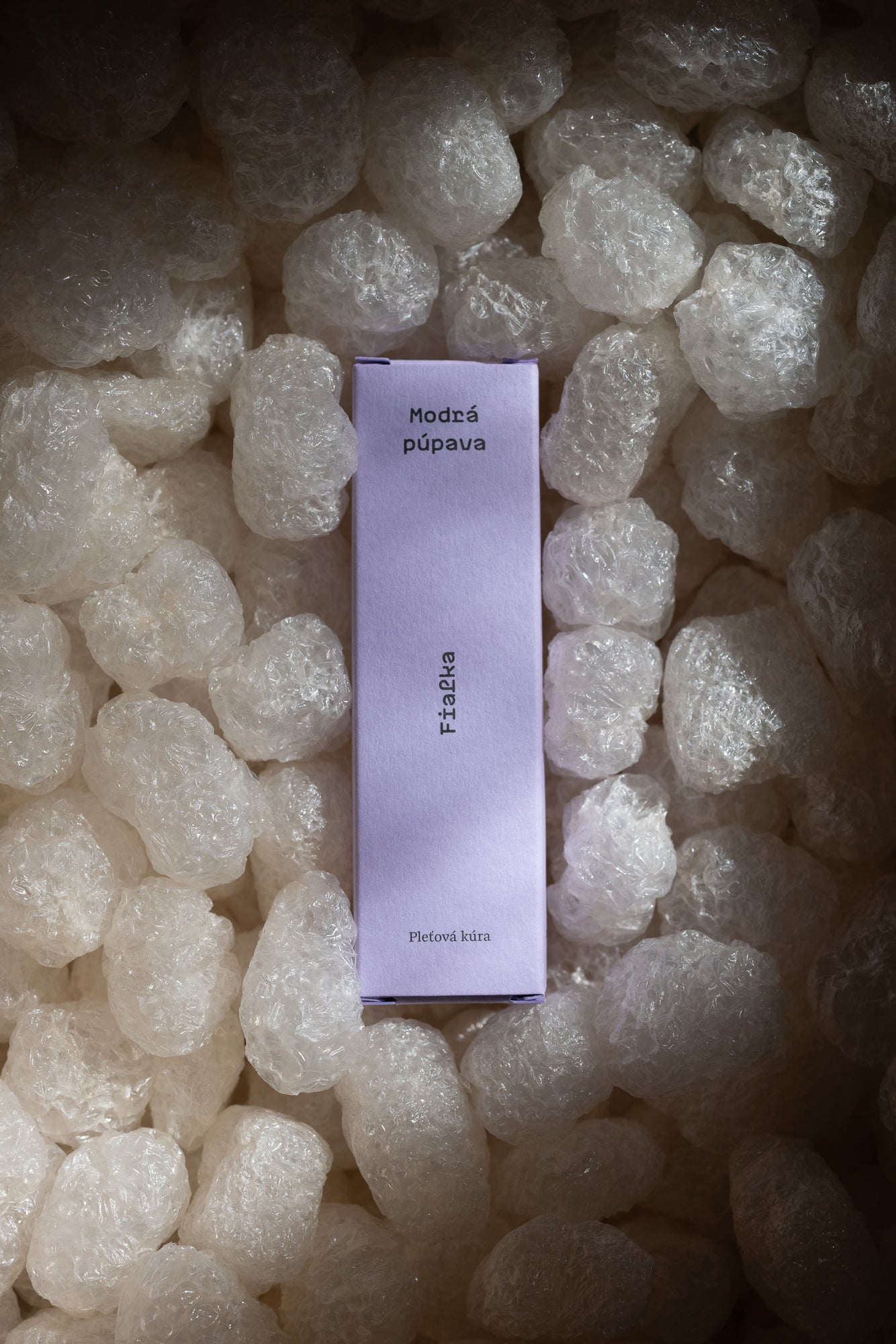 Krabička pleťovej kúry Fialka Modrá Púpava medzi výplňovými materiálmi