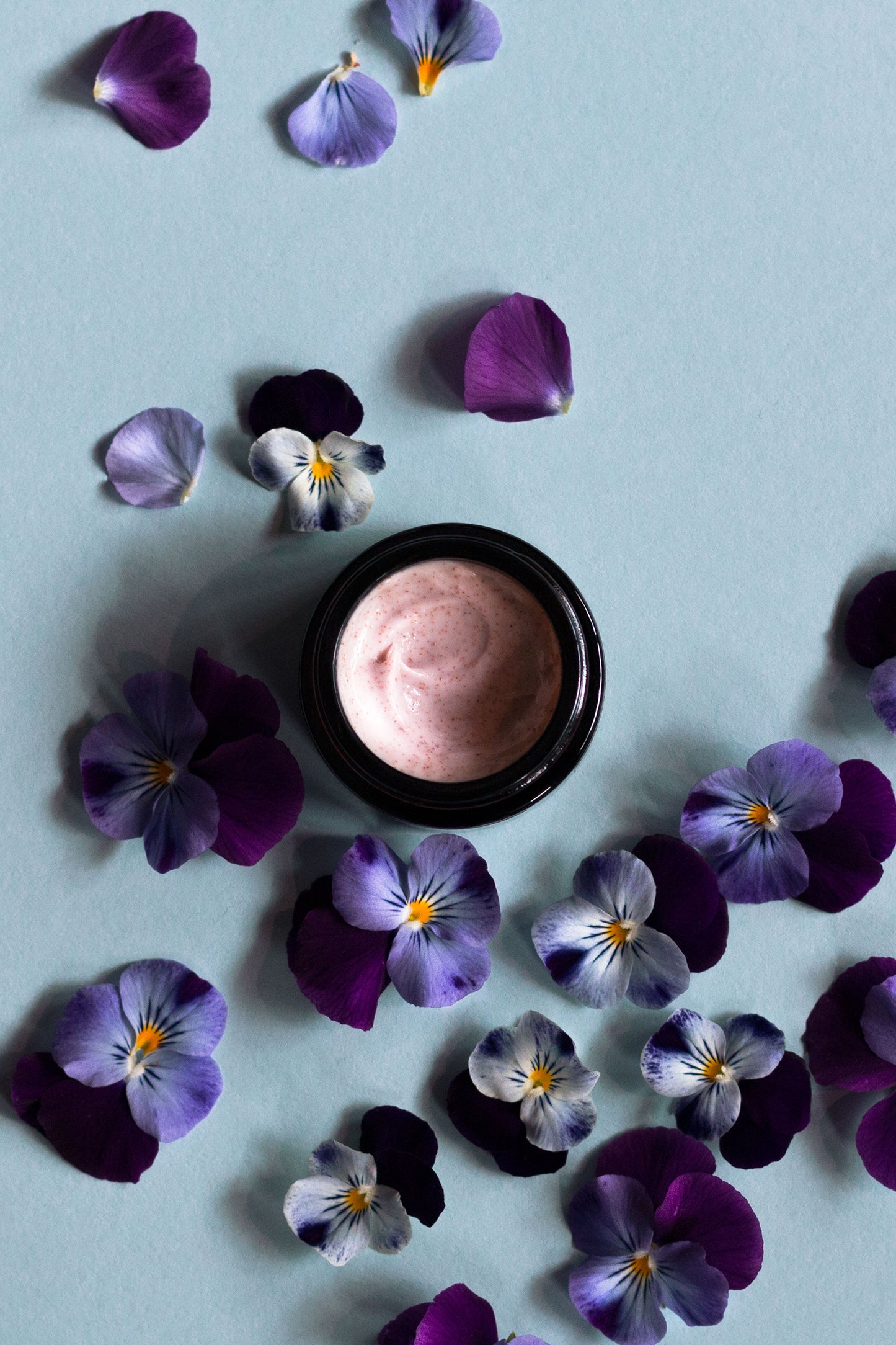 Otvorený téglik pleťovej masky Vitália s fialkovými lupienkami – prírodná kozmetika Modrá Púpava