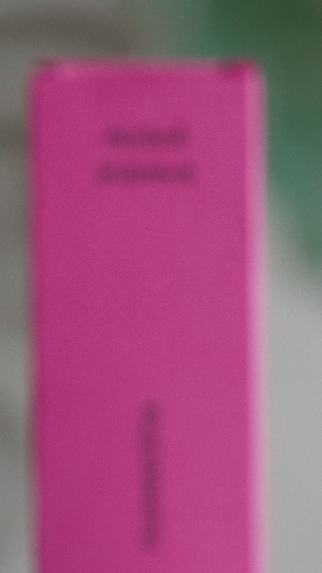 Video ukazuje aplikáciu vlasovej kúry Rozmarína od Modrej Púpavy do vlasov a pokožky hlavy. Modelka olej nanáša, následne si vlasy umyje a prezentuje ich vzhľad po použití kúry.