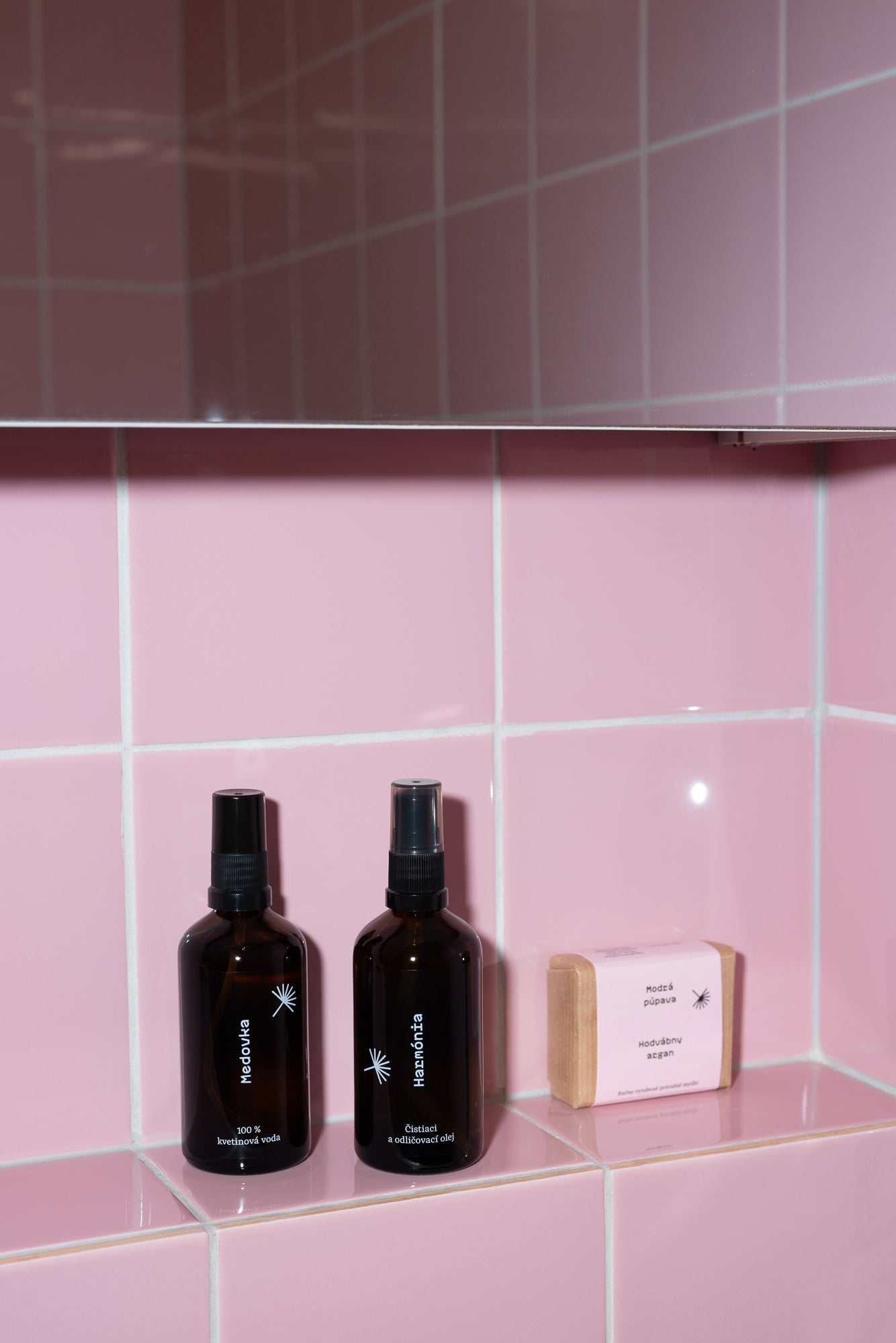 Prírodná sada na čistenie pleti Modrá púpava – odličovací olej Harmónia, hydrolát Medovka a mydlo Hodvábny argan v kúpeľňovej poličke
