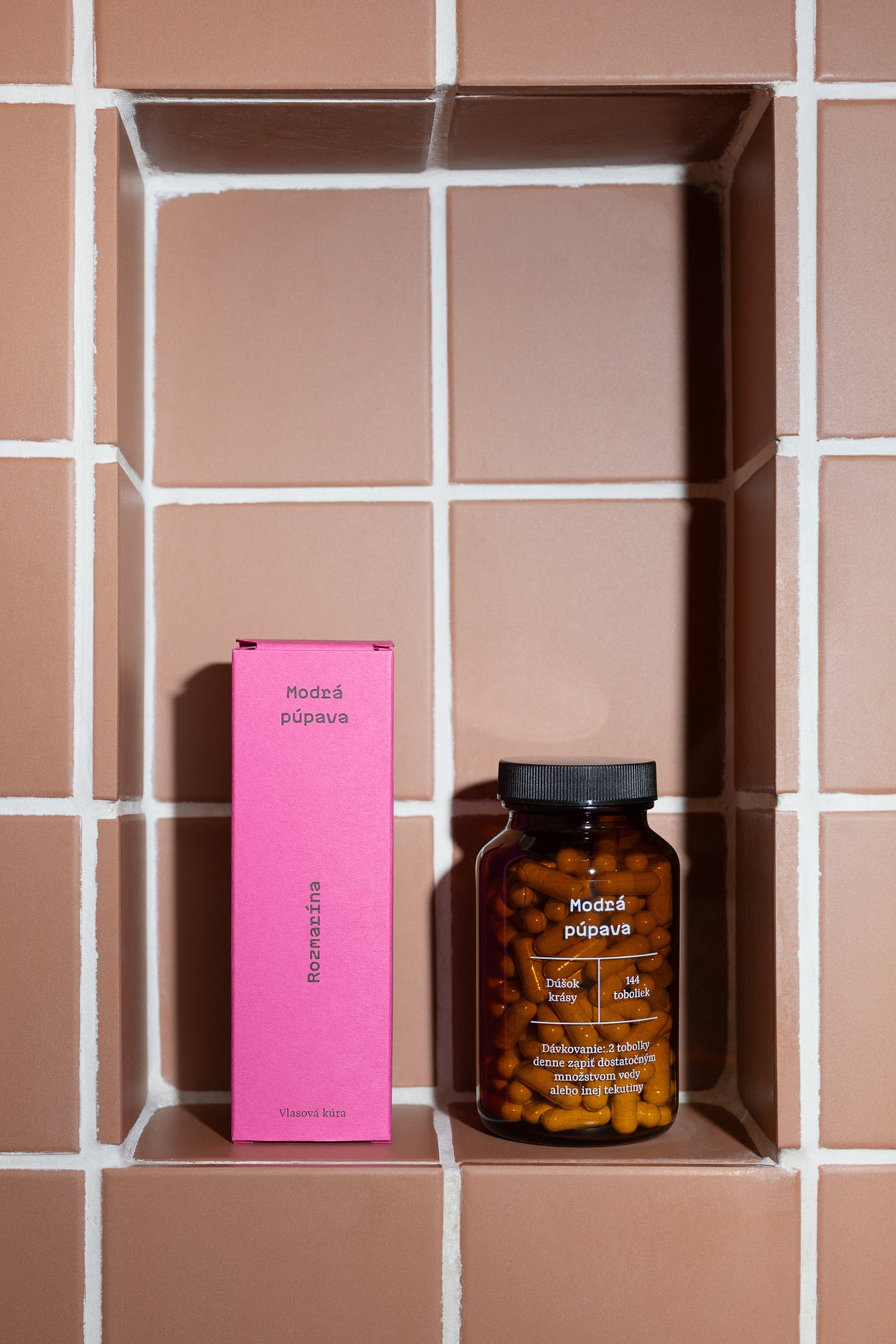 Prírodná vlasová kúra Rozmarína a kolagénová výživa Juvenia v sade na poličke v kúpeľni. Obnova vlasov Modrá púpava – komplexná starostlivosť o vlasy