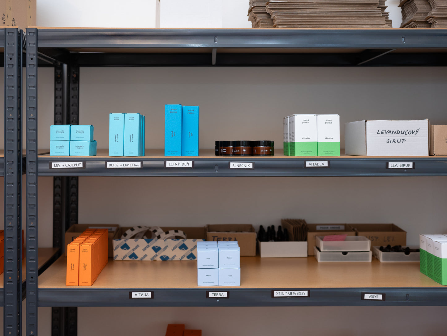 Prírodná kozmetika uložená v sklade na policiach.