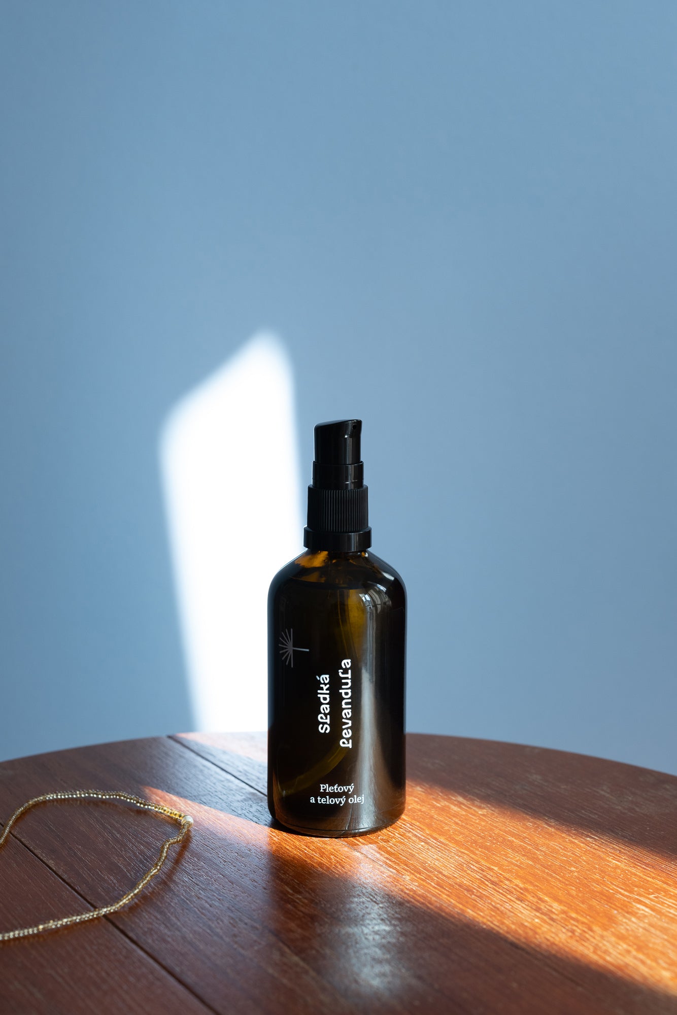 Sladká levanduľa – prírodný pleťový a telový olej s levanduľovou vôňou, fotografovaný v jasnom svetle