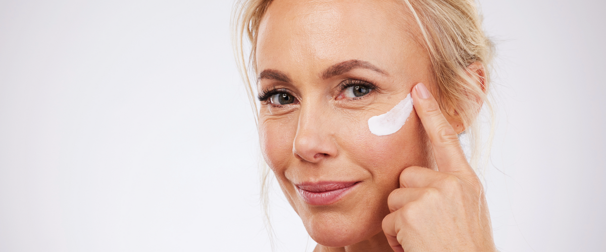 Žena so Slnečníkom, minerálnym opaľovacím krémom SPF 20 na celoročnú ochranu pleti
