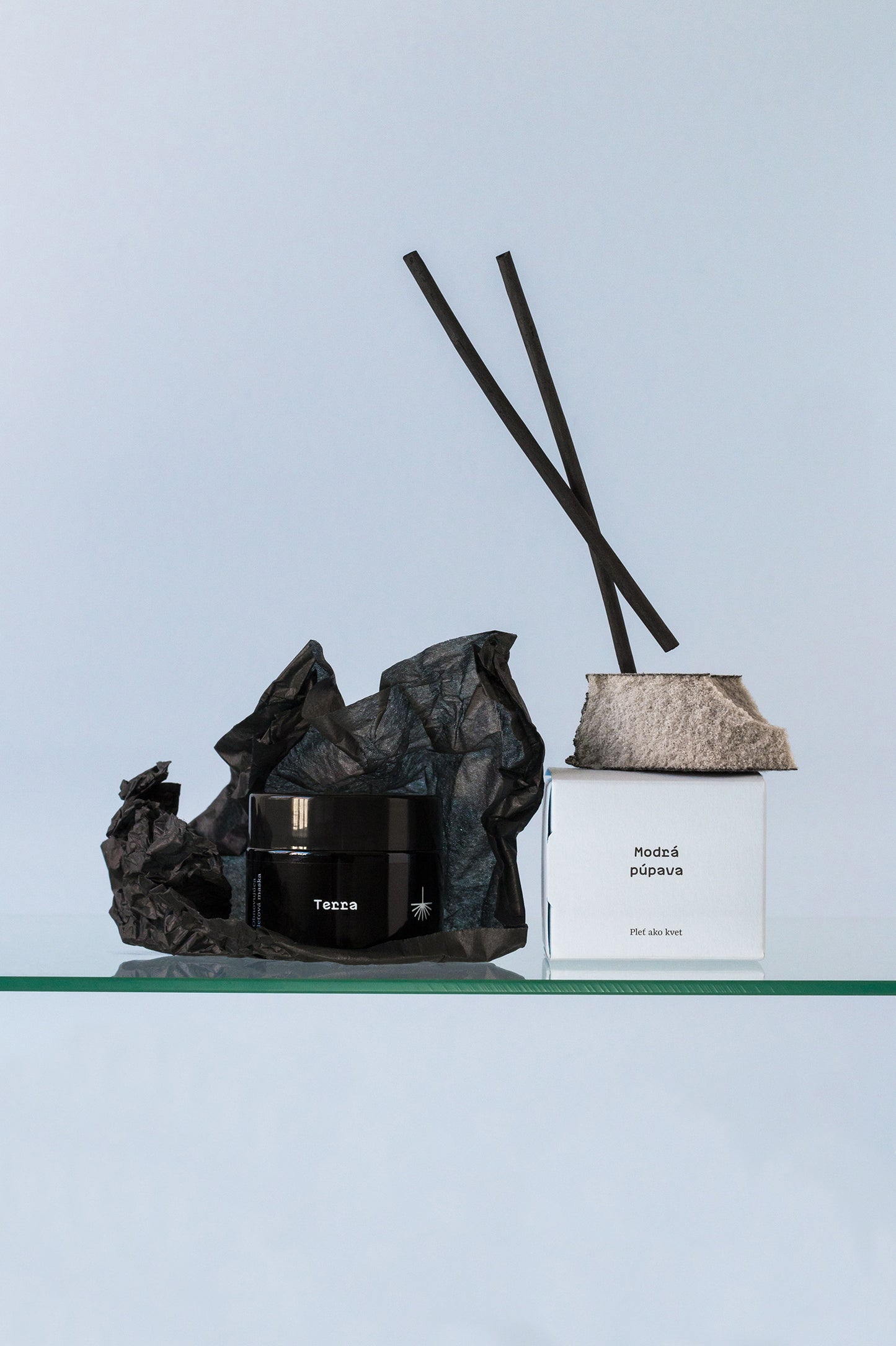 Pleťová maska Terra od Modrej Púpavy v minimalistickom lifestyle zábere