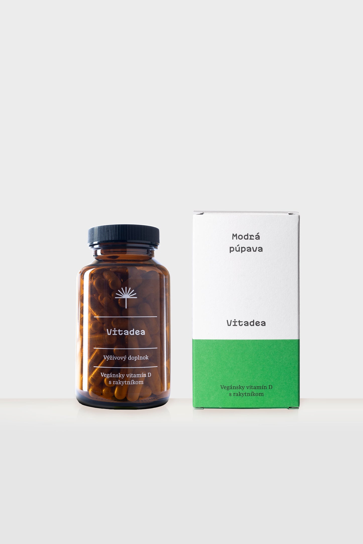 Výživový doplnok Vitadea od Modrej Púpavy – sklenená fľaša s kapsulami a papierová krabička